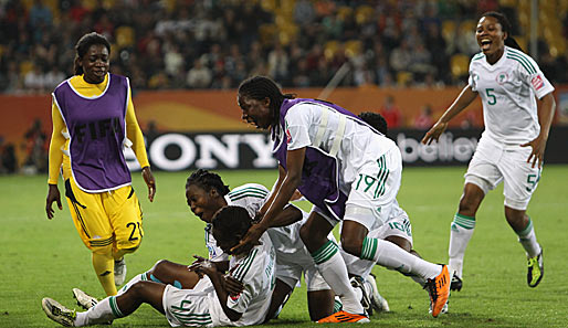 Dann ging es doch noch weiter: Überschäumende Freude nach dem ersten Turniertreffer Nigerias durch Perpetua Nkwocha