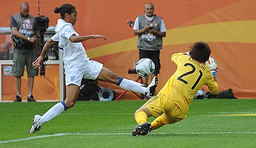 Rachel Yankey (l.) besorgt das 2:0 für England. Gekonnt lupft sie den Ball über Japans Torfrau Ayumi Kaihori