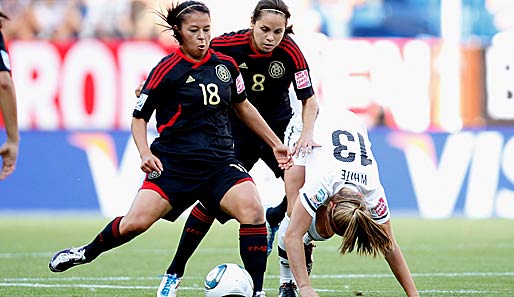 Mit vereinten Kräften: Guadalupe Worbis (l.) und Veronica Perez jagen Neuseelands Rosie White (r.) den Ball ab