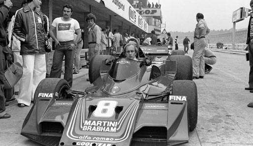 1977 fährt Stuck in der Formel 1 bei Brabham Alfa Romeo unter Teamchef Bernie Ecclestone. Bilanz: 7. Platz in der Fahrerwertung und Dritter in Hockenheim und Zeltweg