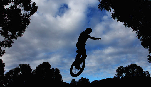 Im Schatten der anderen Trendsportarten hüpft Peter Bell mit seinem Einrad durch den Lysterfield Park in Melbourne