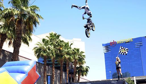 Welcome to fabulous Las Vegas: Als Extremsportler Travis Pastrana seine beiden Empfangsdamen erkennt, kann er sich kaum noch auf dem Motorrad halten