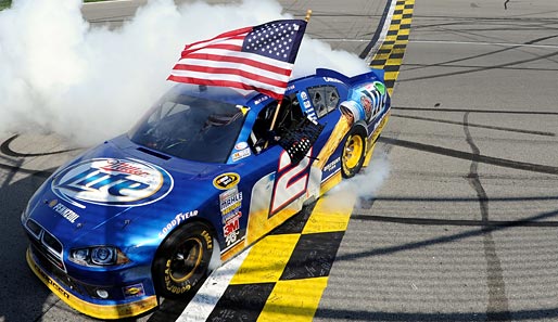 Patriotismus kennt in den USA ja bekanntlich keine Grenzen: Das dachte sich auch Brad Keselwowski bei seinem rauch- und ruhmreichen NASCAR-Sieg in Kansas City