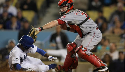 MLB-Action: Ryan Hanigan von den Los Angeles Dodgers schafft es gegen die Cincinnati Reds gerade noch rechtzeitig auf die Home Plate