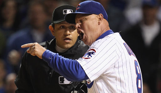 Chicago-Cubs-Trainer Mike Quada ist mit einer Entscheidung im MLB-Spiel gegen die Milwaukee Brewers gar nicht einverstanden. Der Umpire schaut ein bisschen erschrocken