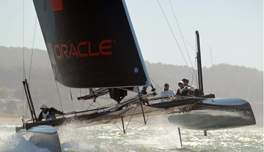 Stürmisch aber mit Bedacht: Das Oracle-Racing-Team bereitet sich in der San Francisco Bay auf die diesjährige America's Cup World Series in Cascais, Portugal vor
