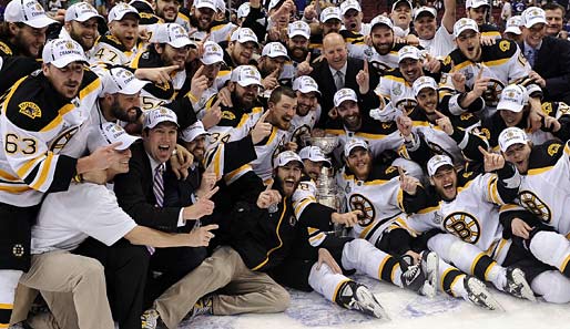 Alle auf einen Haufen, fertig, los: Nach dem umjubelten Gewinn des Stanley Cups konnten sogar die harten Jungs der Boston Bruins grinsen