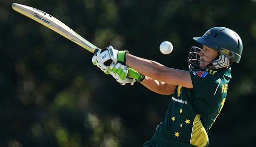 Das ging wohl aufs Auge: Die australische Cricket-Spielerin Shelly Nitschke freute sich in diesem Augenblick mehr denn je über ihren Helm
