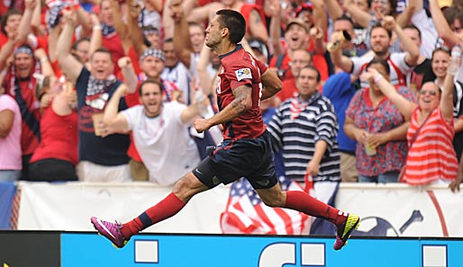 Clint Dempsey geht vor Freude in die Luft! Der Stürmer der USA bejubelt sein 2:0 im Viertelfinale des Gold Cups gegen Jamaica