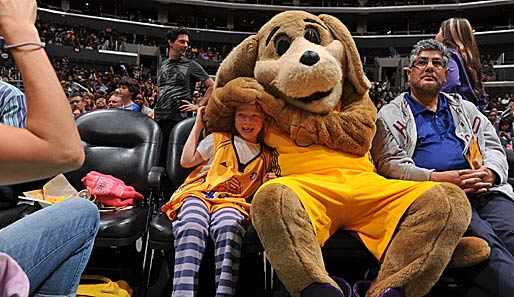 Der Herr rechts wollte kein Foto mit Sparky, dem Maskottchen der Los Angeles Sparks aus der WNBA. Da musste der kleine Junge herhalten
