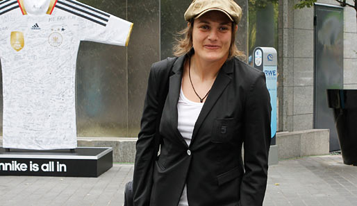 Deutschlands Nationaltorhüterin Nadine Angerer freut sich offenbar auf die WM. Die Kappe ist übrigens privat, nicht Teil der DFB-Uniform
