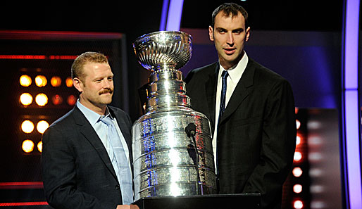 Da is' der Pott! Tim Thomas (l.) und Zdeno Chara von den Boston Bruins machen nicht nur auf dem Eis eine gute Figur, sondern auch bei den NHL-Awards in Las Vegas