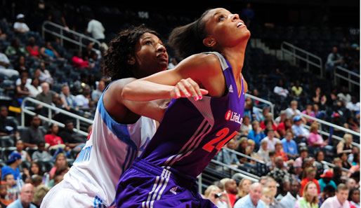 Der bange Blick nach oben in der WNBA. DeWanna Bonner (r.) von Phoenix Mercury und Angel McCoughtry von Atlanta Dream: Natürlich geht es um den Ball