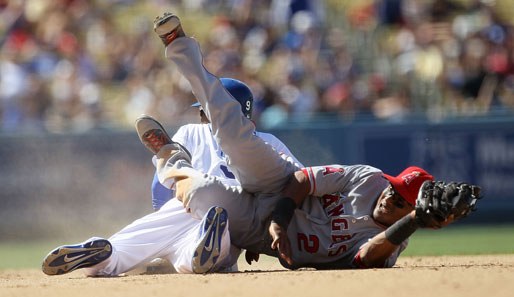 Voller Einsatz: Dee Gordon von den Los Angeles Dodgers und Erick Aybar von den Los Angeles of Anaheim nehmen in der MLB keine Rücksicht auf Verluste