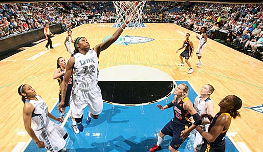 Staunende Blicke in der WNBA: Geht der Korbleger von Minnesota-Lynx-Spielerin Rebekkah Brunson rein oder nicht?