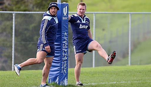 Ob der Trainer uns wohl sieht? Rene Ranger (l.) und Tom McCartney von den Auckland Blues schlampen bei den Rugby-Dehnübungen und hoffen, dass sie davonkommen