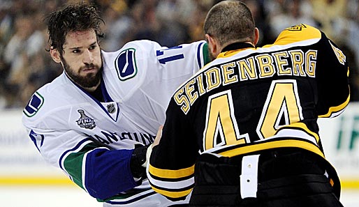 Immer feste druff! Dennis Seidenberg (r.) von den Boston Bruins misst sich mit Vancouver-Schwergewicht Ryan Kesler. Die Bruins verkürzten in der NHL-Final-Serie auf 1-2