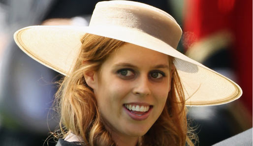 Zu so einem Anlass strahlt Prinzessin Beatrice natürlich gerne in die Kameras - selbstverständlich mit Hut