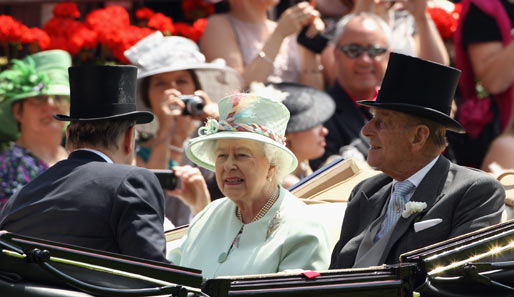 Queen Elizabeth II. und Prince Philip (r.) fahren mit einer Kutsche durch das Volk. Von jeher steht das Royal Ascot Meeting unter der Schirmherrschaft des englischen Königshauses
