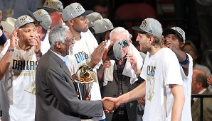Seit dem 12.6.2011 gehört auch Dirk Nowitzki zum erlauchten Kreis. Die Trophäe überreichte ihm der 11-fache NBA-Champ Bill Russell