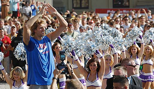 Nowitzki ließ sich feiern und genoß den Jubel seiner Heimatstadt. Die Cheerleader rundeten das Ganze ab