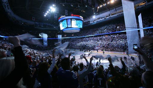 Spiel 1 in Vancouver: Schon vor dem Beginn der Partie waren die Fans in der Rogers Arena von Vancouver total aus dem Häuschen