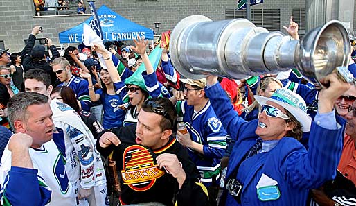 Ob das nicht ein bisschen verfrüht ist? Diese Canucks-Fans feiern vor der Partie schon mal, als hätte ihr Team bereits den Stanley Cup im Sack