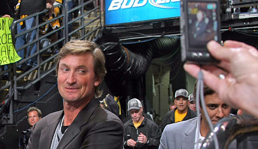 Spiel 6: Hoher Besuch bei den Boston Bruins. Die mögliche Entscheidung in den Stanley-Cup-Finals wollte sich Wayne Gretzky nicht entgehen lassen