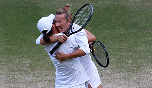 Kveta Peschke (r.) und Katarina Srebotnik haben das Damen-Doppelturnier von Wimbledon gewonnen. Im Finale schlugen sie Sabine Lisicki und Sam Stosur.