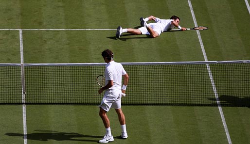 Der echte Federer stand dann auch auf dem Rasen - und war für Mikhail Kukushkin mindestens zwei Nummern zu groß