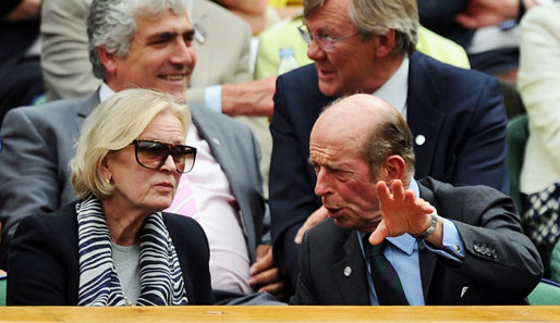 Auch am vierten Tag gab es wieder königlichen Besuch in Wimbledon: Prince Edward schaute vorbei und erklärte seiner Sitznachbarn ganz genau, wie der Hase läuft
