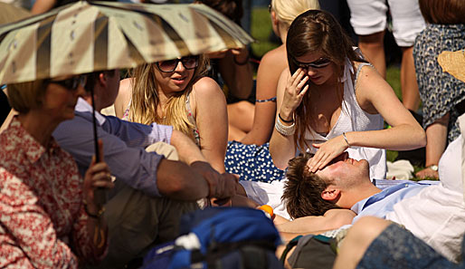 Tag 7: In Wimbledon stehen die Achtelfinal-Paarungen an. Den Schirm werden die Fans heute wohl weniger brauchen, höchstens gegen die brütende Hitze