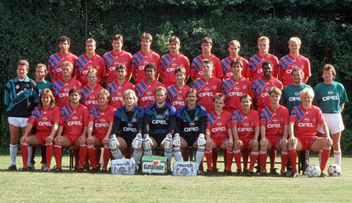 Jupp Heynckes (ganz links) kennt das alles aus früheren Tagen. Hier sein bis dato letztes FCB-Teamfoto aus dem Jahr 1991...