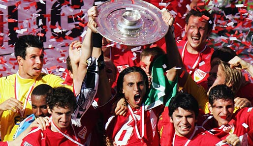 Der größte Erfolg: Seit Bestehen des Vereins holte der VfB fünf Mal die deutsche Meisterschaft, zum letzten Mal 2007! Für immer unvergessen: Fernando Meira hält die Schale falsch herum