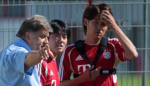 "Da geht's lang, Takashi": Bayerns Mediendirektor Markus Hörwick gibt dem Neuzugang aus Japan Tipps