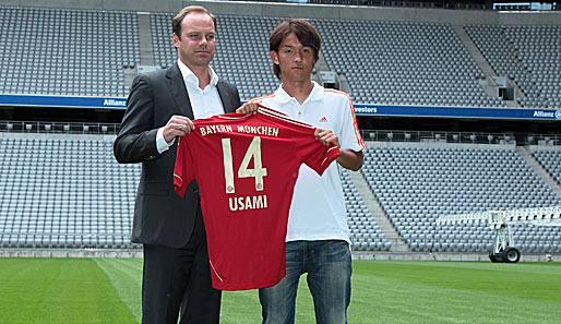 Takashi Usami trägt bei den Bayern zukünftig die Nummer 14. Stolz präsentiert er zusammen mit Christian Nerlinger sein neues Trikot