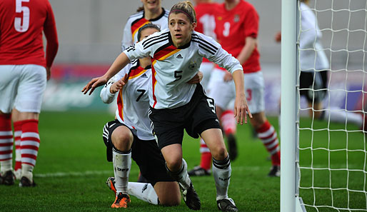 Silber geht an Luisa Wensing vom FCR Duisburg (U 18). Im Bild bejubelt die Verteidigerin (M.) einen Treffer im Nationaltrikot