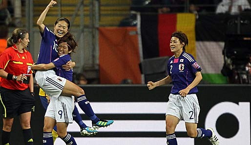 Als Homare Sawa (l.) mit ihrem vierten Turniertreffer Japan mit 2:1 in Führung brachte, war der Jubel bei den Asiatinnen groß