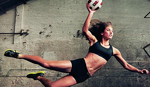 Für den Sportartikelhersteller Nike mimt Solo auch mal Superwoman und fliegt durch die Lüfte