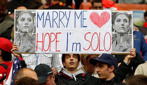 Im WM-Halbfinale gegen Frankreich (3:1) machte ein Fan Ms. Solo einen Heiratsantrag. Ob er ernst gemeint war?
