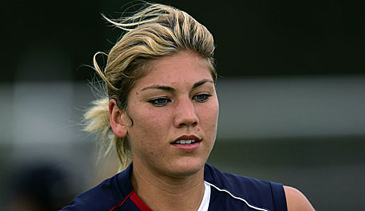2004 kickte die Torfrau eine Saison für Kopparbergs/Göteborg FC in Schweden. In der folgenden Saison stand sie bei Olympique Lyon zwischen den Pfosten