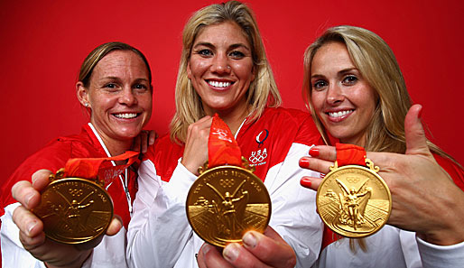 Go for Gold! Bei den olympischen Spielen in Peking 2008 holten Solo, Christie Rampone (l.) und Heather Mitts (r.) die Goldmedaille