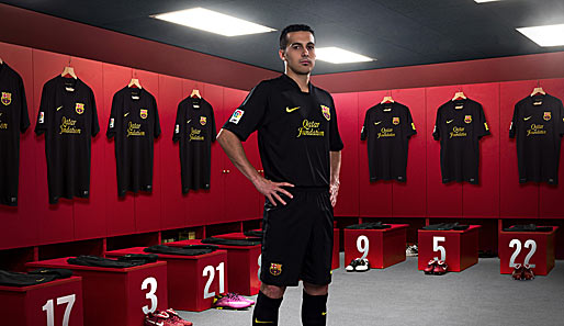 Dieses Jahr keine Signalfarben: Das Auswärtstrikot vom FC Barcelona ist in edlem Schwarz gehalten. Pedro trägt es schon mit Stolz