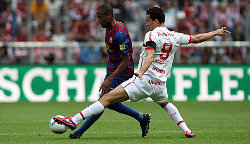 Das Halbfinale zwischen dem FC Barcelona und Internacionale Porto Alegre begann schleppend. Hier beharken sich Seydou Keita und Leandro Damiao