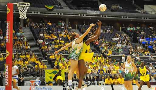 Wie einst Uwe Seeler! Die Jamaikanerin Amanda Mynhardt bei den World Netball Championships mit dem Rücken zum Korb gegen Südafrika