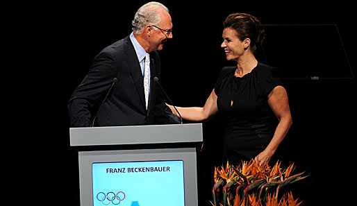 Ja, gut, ähh, dann holen wir uns mal die Winterspiele! Katarina Witt und Franz Beckenbauer warben am Tag der Entscheidung in Durban/Südafrika für München 2018