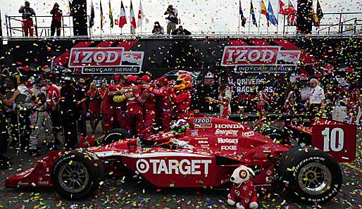 Wie im Film... Der Schotte Dario Franchitti feiert mit seiner Crew den Sieg beim Indy-Car-Rennen in Toronto. Die Aufräumaktion dauert angeblich noch Tage