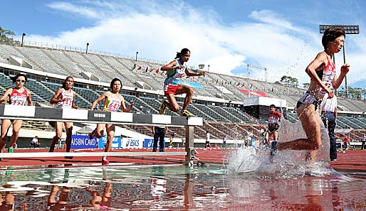 Der Sprung ins kalte Wasser: Minori Hayakari (r.) und ihre Verfolgerinnen stürzen sich beim 3000-Meter-Hindernislauf der asiatischen Leichtathletikmeisterschaften in die Fluten