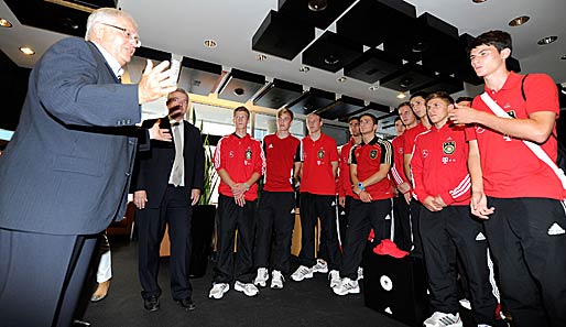 Wenn der Boss spricht, hören die Jungen zu! DFB-Präsident Theo Zwanziger begrüßt die deutsche U-17-Nationalmannschaft bei ihrer Rückkehr aus Mexiko