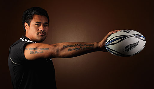 Tattoos, Muskeln, böser Blick - so hat ein neuseeländischer All Black auszusehen. Isaia Toeava gibt sich merklich Mühe, furchteinflößend zu wirken